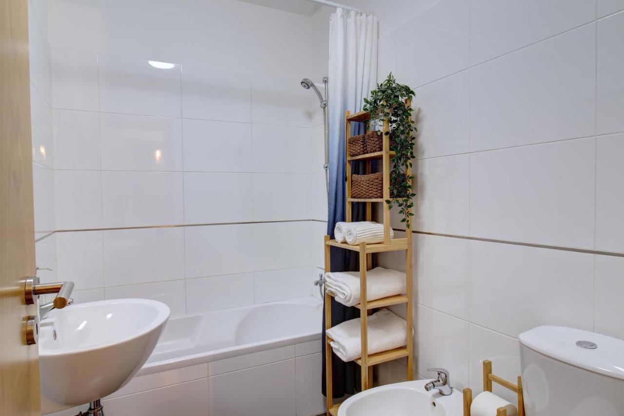 Spacious Terrace, Swimming Pool, Private Parking 오양 외부 사진